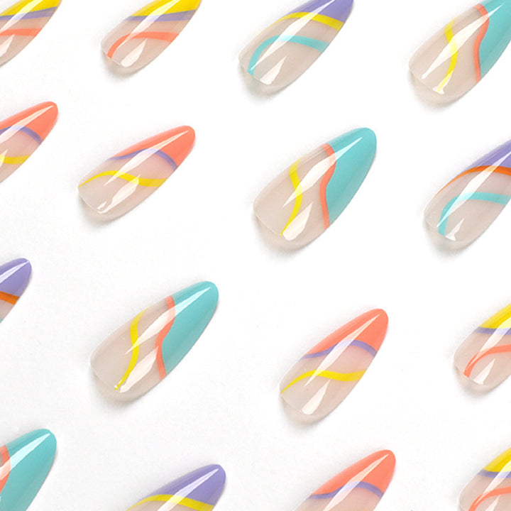 Künstliche Nagelverlängerungen mit stylischem Farbverlauf und modernen Designs Karnz
