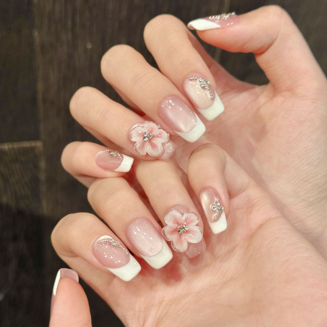 Dekoratives florales Press-On-Nagelkunst-Set mit Edelsteinakzenten