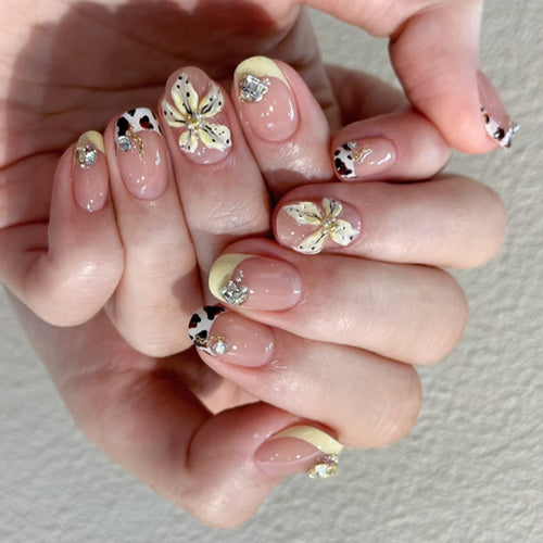 Exklusive Nagelkunst mit floralem Design und Glitzerakzenten Karnz