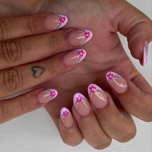 Künstlerische Blumenspitzen Nagelkunst