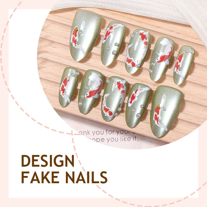 Kunstnagelset mit filigranen Koi-Fischdesigns und Glitzerakzenten Karnz