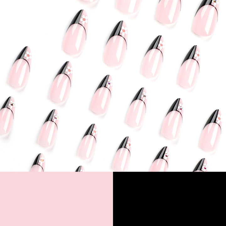 Kunstvolle Nagelkunst im eleganten Stiletto-Design Karnz