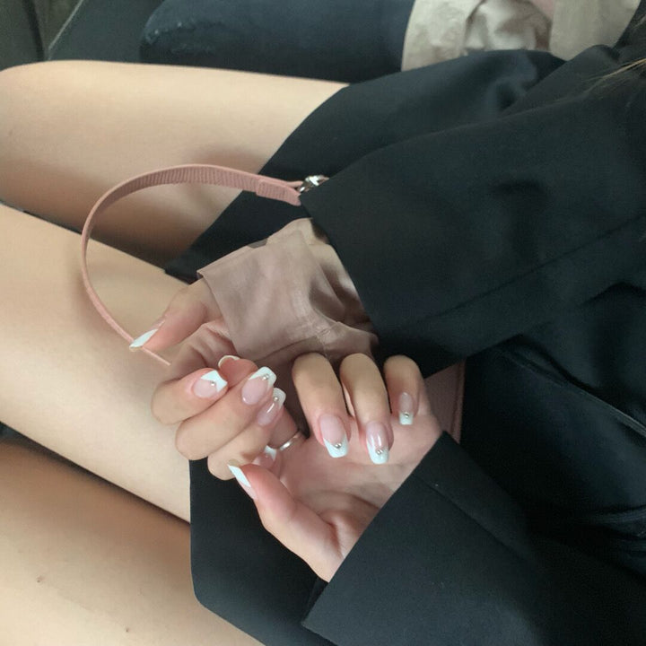 Elegante French Tip Press-On Nägel mit Strass-Akzenten