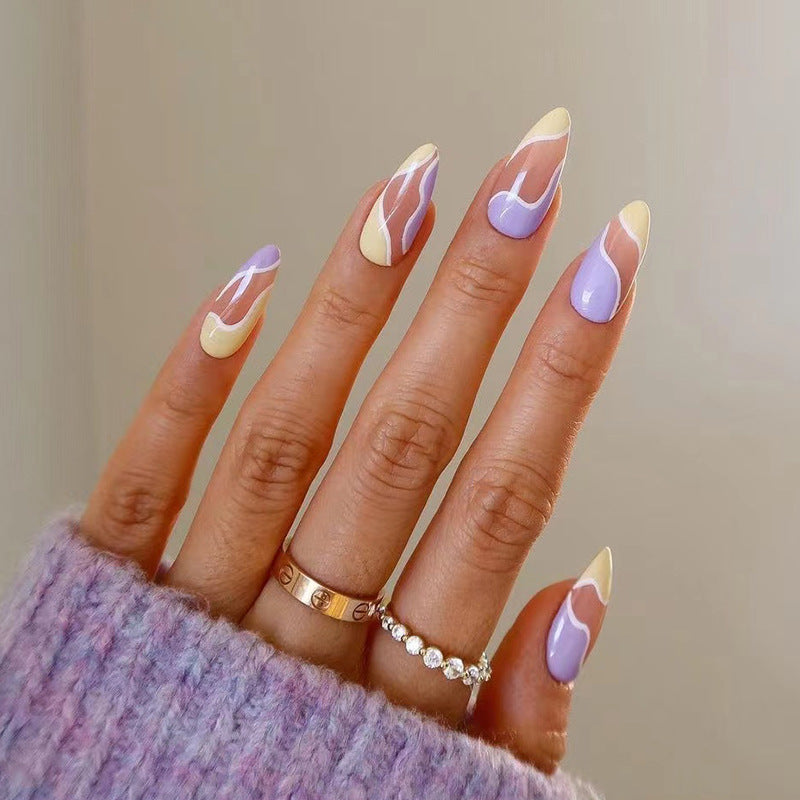 Kunstvolle Nagelverlängerungen mit Wellen-Design und bunten Akzenten Karnz