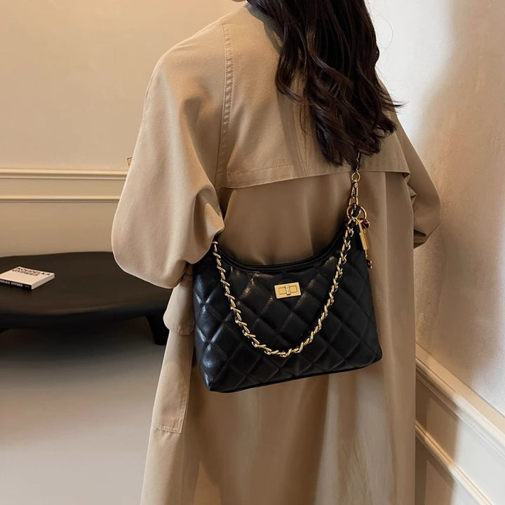 Gepolsterte Schultertasche mit Kettendetail Karnz