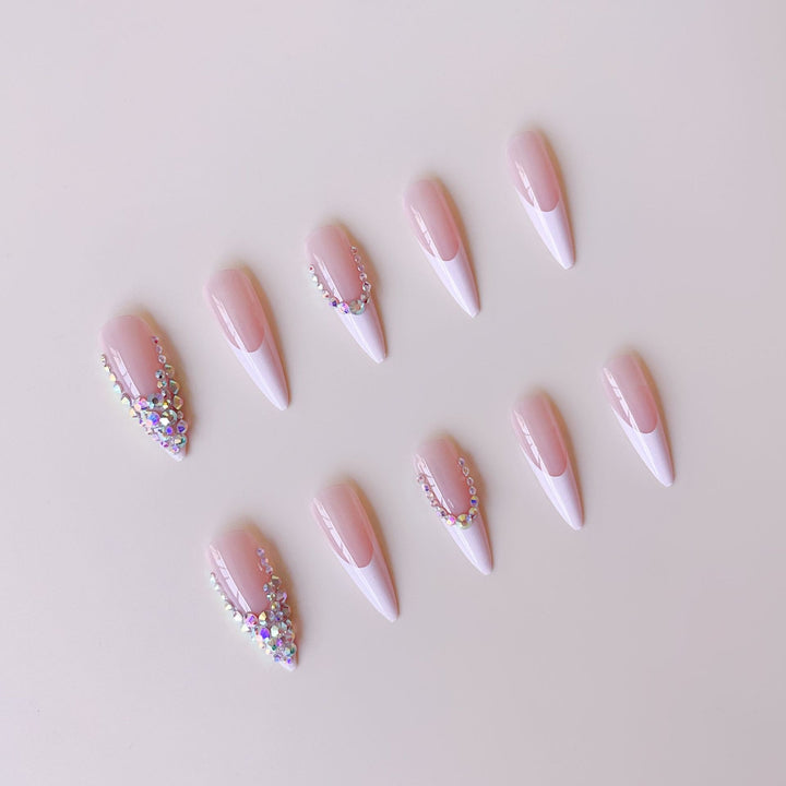 Kunstnagelset mit Glamourösen Strassverzierungen und Eleganten Spitzen Karnz