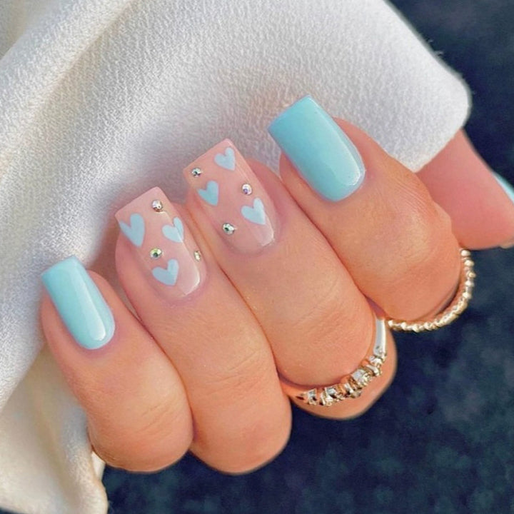 Kunstnägel mit Herzmotiven und Glitzerakzenten Karnz