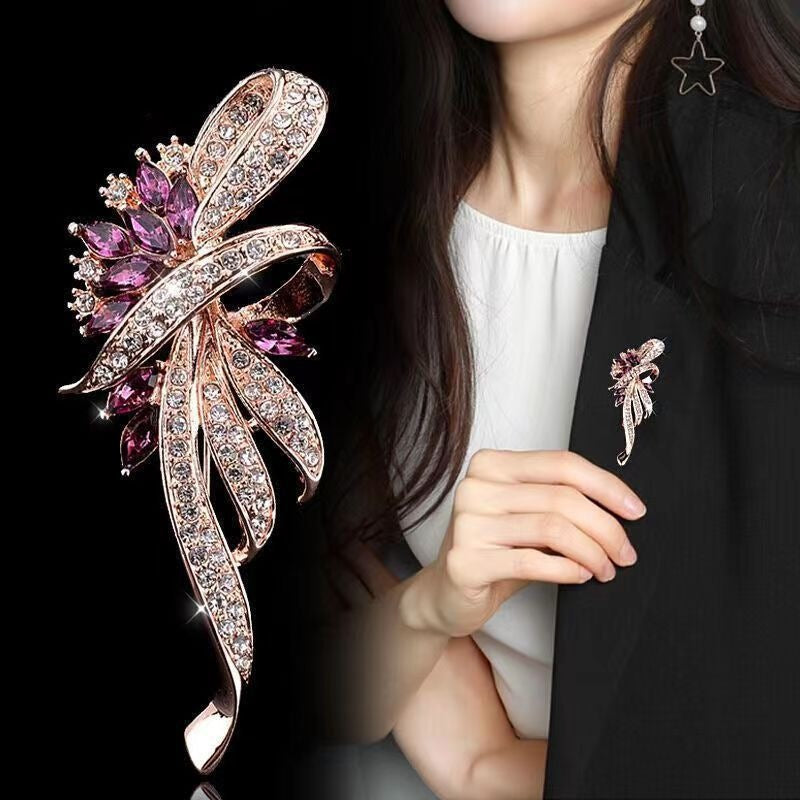 Exquisite Brosche mit Funkelnden Zirkonia und Blauen Edelsteinen Karnz