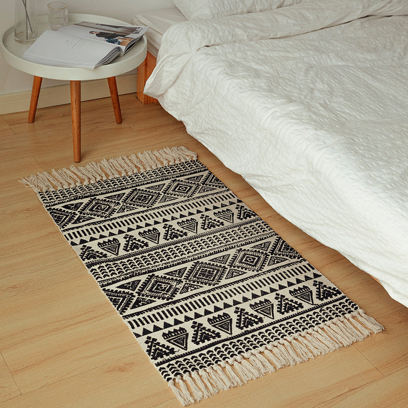 Flachgewebter Baumwollläufer im Boho‑Tribal‑Design mit geometrischen Diamantmotiven und handfransiger Kante