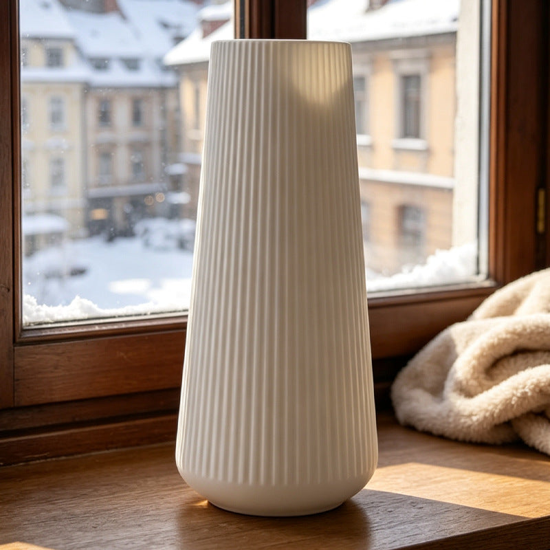 Moderne vertikale gerippte Keramikvase Karnz