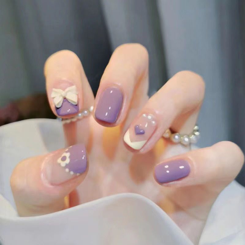 Glamouröse Nagelkunst mit Perlen und Glitzer Karnz