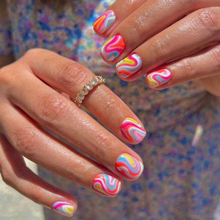 Kunstnagelset mit buntem Marmor-Design und lebhaften Farben Karnz