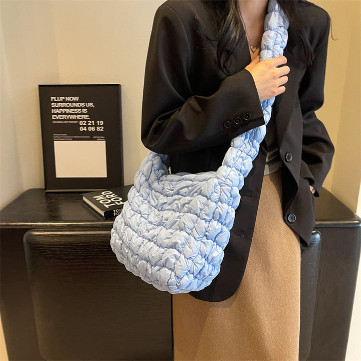 Texturierte gesteppte Schultertasche Karnz