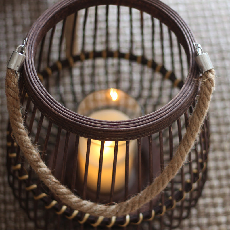 Stilvolle Laterne aus Rattan mit Holzgestell Karnz