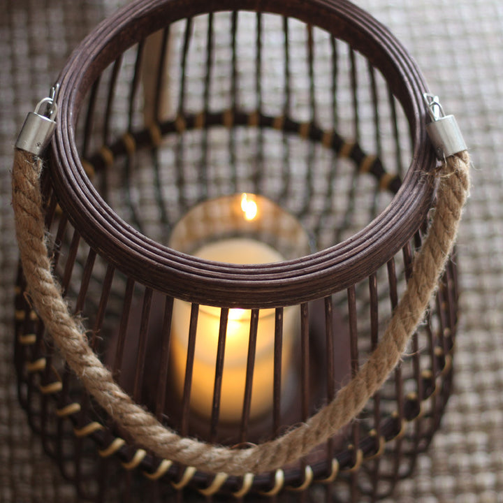 Stilvolle Laterne aus Rattan mit Holzgestell Karnz