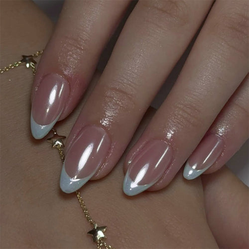 Elegante Stiletto-Nägel mit High-Gloss French-Tip Karnz