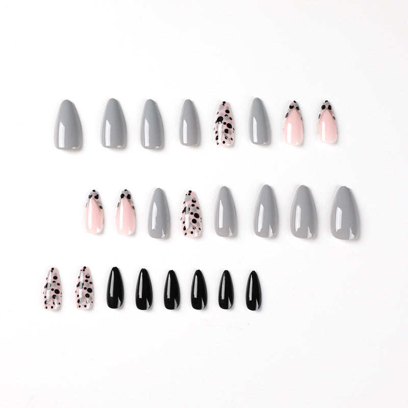 Kunstvolle Stiletto-Nägel mit elegantem Akzent-Design Karnz