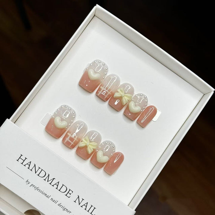 Handgemachtes dekoratives Press-On-Nagelkunst-Set mit Herz- und Schleifenakzenten