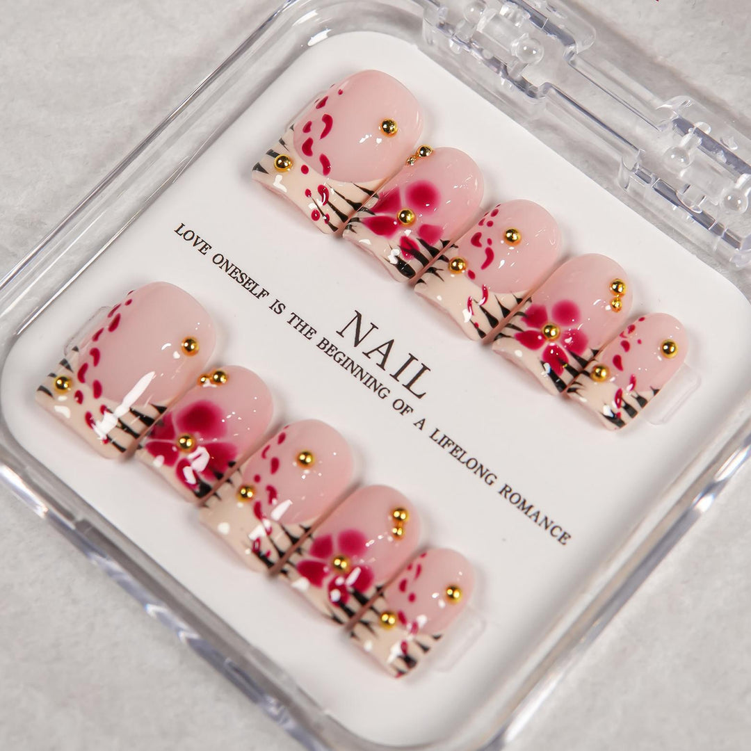 Dekoratives Press-On-Nagelset mit floralen und Schmuckakzenten  1791255047