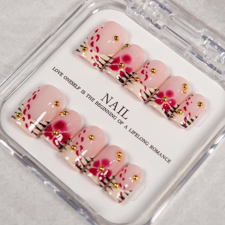 Dekoratives Press-On-Nagelset mit floralen und Schmuckakzenten  1791255047