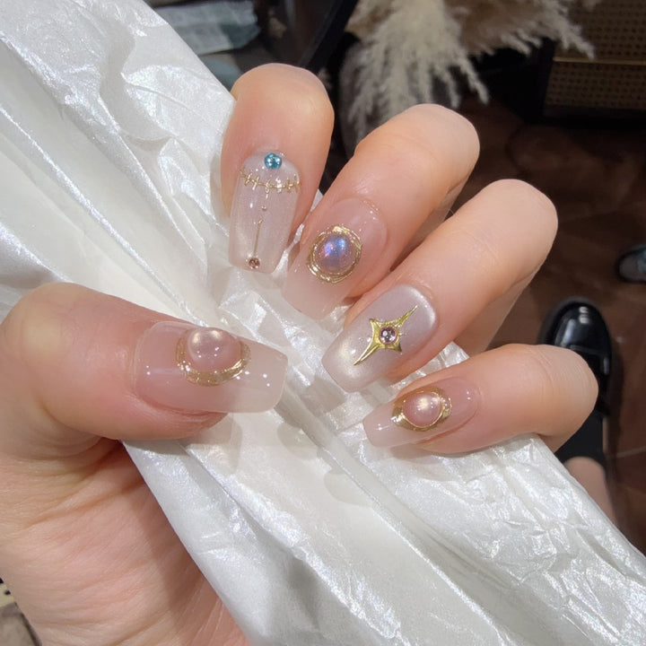 Dekoratives Press-On Nagelkunst-Set mit Edelsteinakzenten Karnz