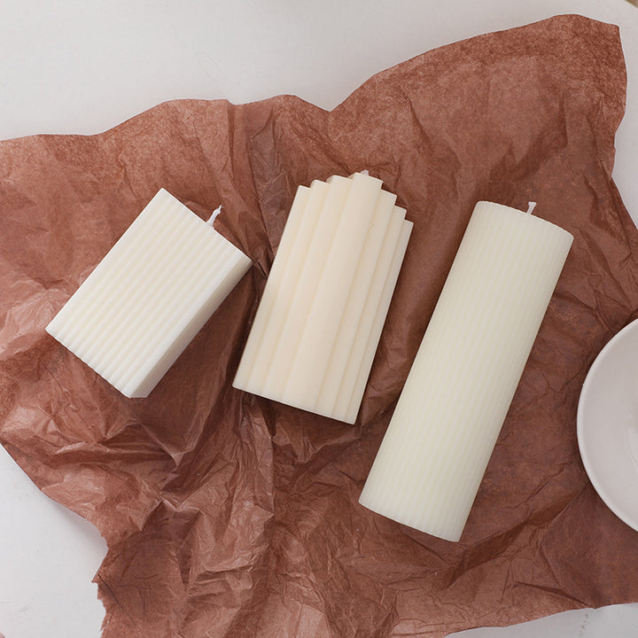 Rippte skulptural Säulenk candle mit vertikalem Rillenprofil