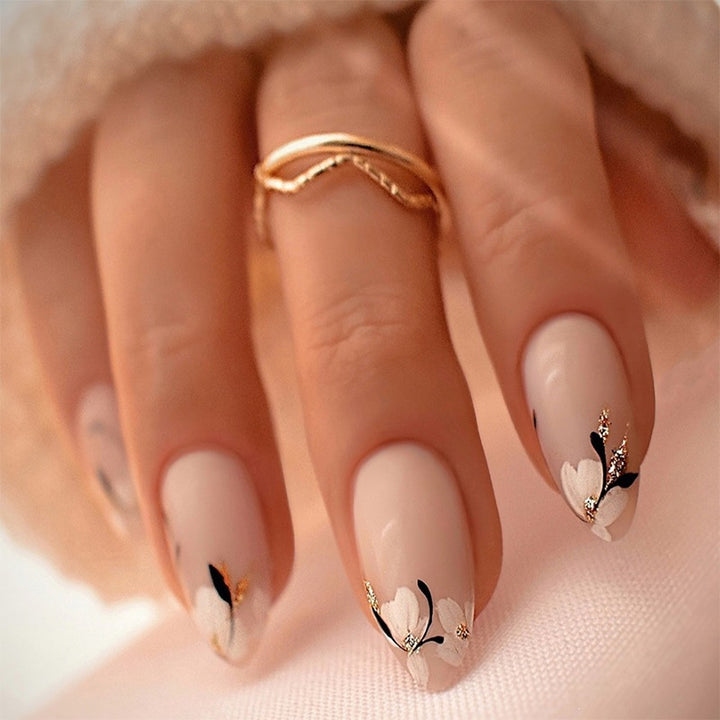 Kreatives Kunstnagelset mit feinen schwarz-weißen Verzierungen Karnz
