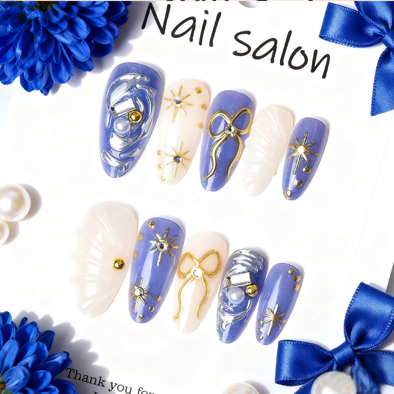 Kunstvoll gestaltetes Nagelset Karnz