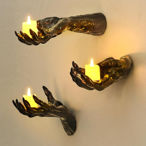 Wandkerzenhalter in realistisch geformter Hand aus Resin