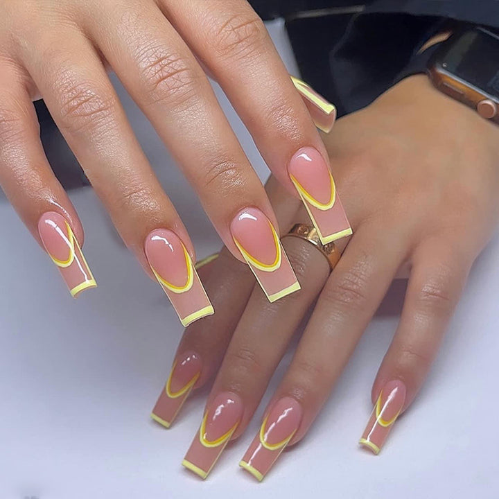 Kunstvolle Nagelspitzen mit geometrischem Design Karnz