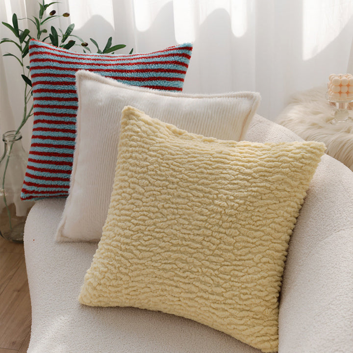 Quadratischer Zierkissenbezug in gestreifter Teddy‑Bouclé‑Optik mit softem Microplüsch Karnz