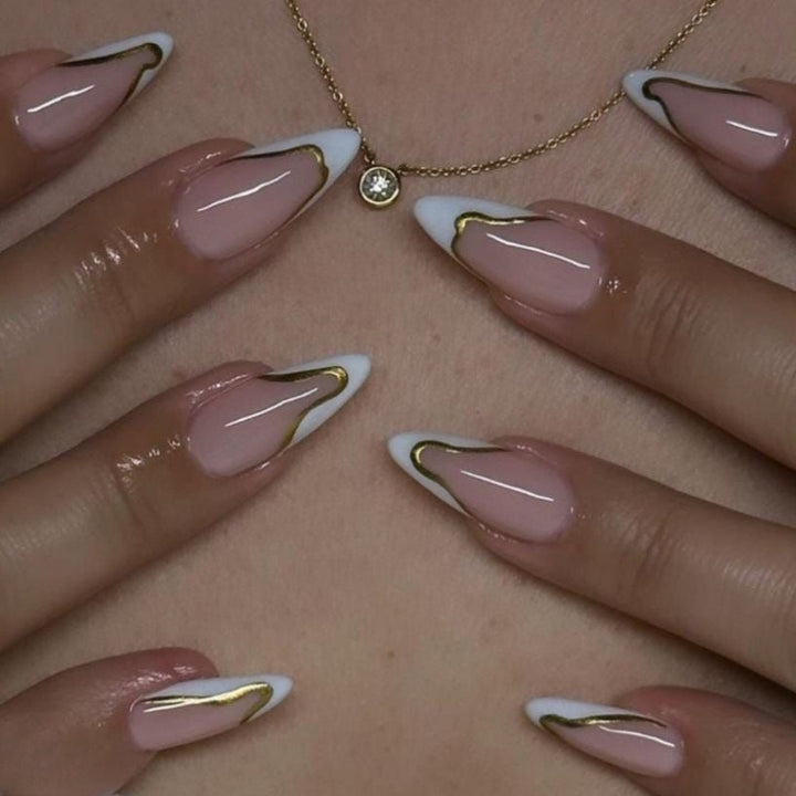 DIY Press-On-Nagelset mit eleganten goldenen Akzenten Karnz
