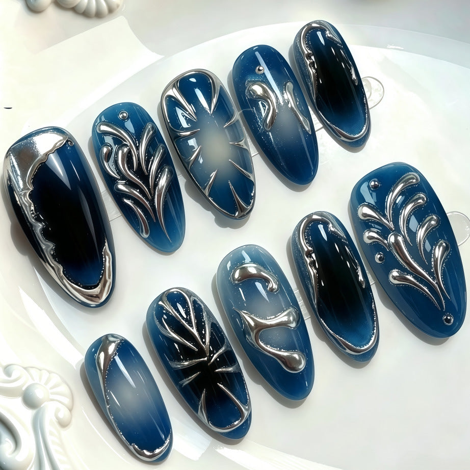Kunstnägel Im Eleganten Blatt-Design Karnz