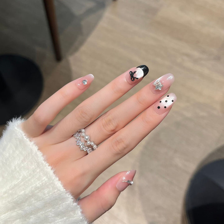 Dekorative Strass-Nagelkunst Karnz