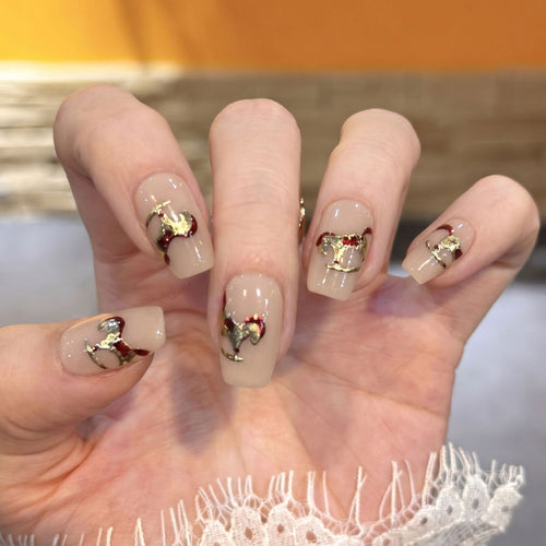 Dekoratives Press-On Nagelkunstset mit goldenen Akzentdesigns Karnz