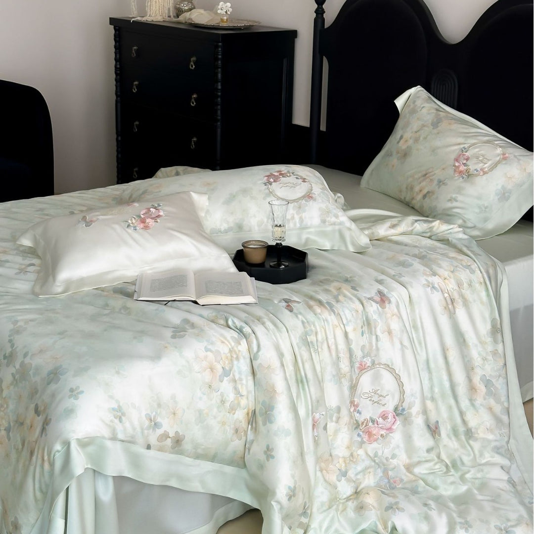 Luxuriöses Baumwollsatin-Bettwäsche-Set mit floralem Aquarellprint und zarter Stickerei