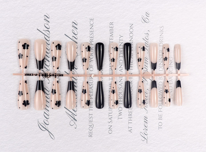 Dekorative schwarze florale Stiletto Press-On Nägel Karnz