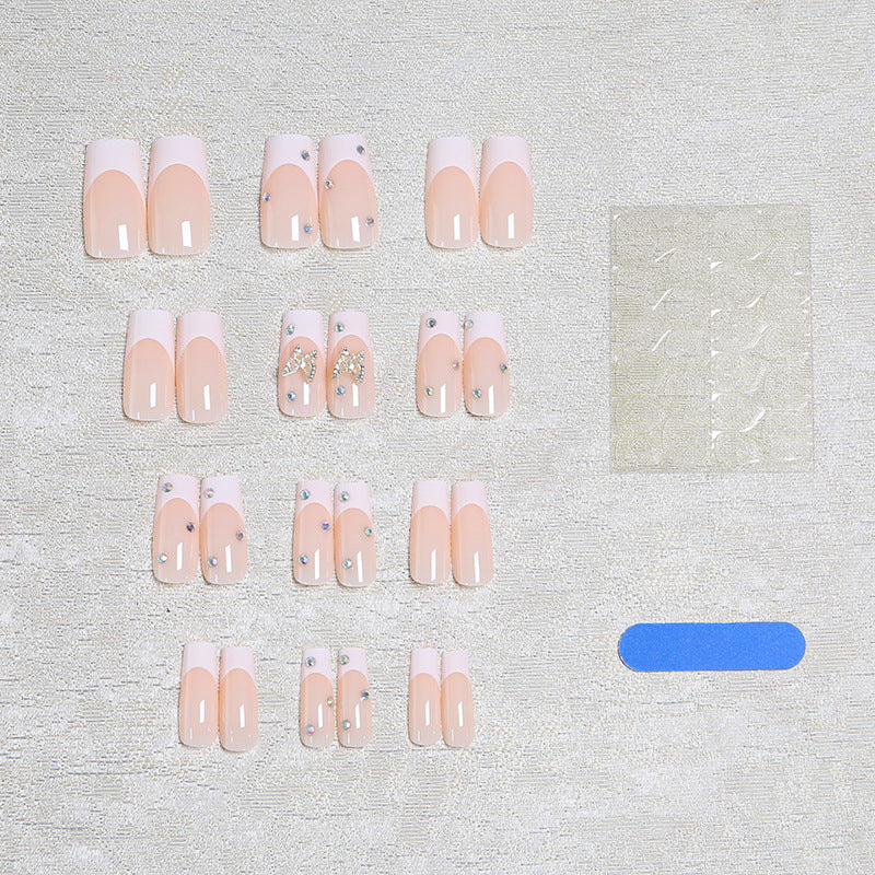 Kunstnagelset mit glamourösen 3D-Applikationen Karnz