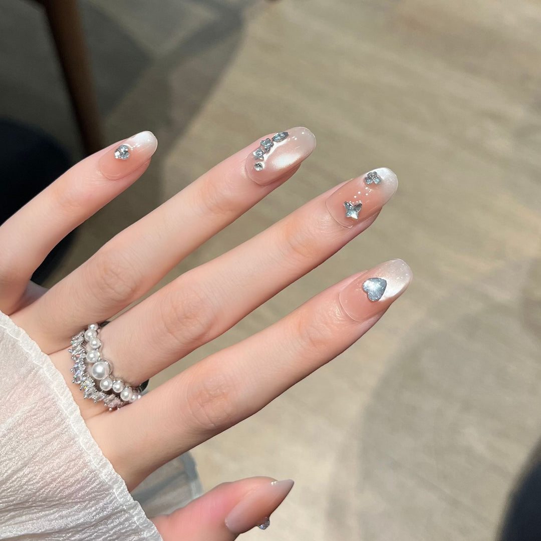 Herzförmige Kristall-verzierte Press-On Nagelkunst Karnz