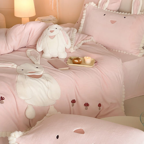 Plüschkaninchen Applikation Bettbezug Bettwäsche Set mit Pom-Pom Saum und gestickten Pilzakzenten