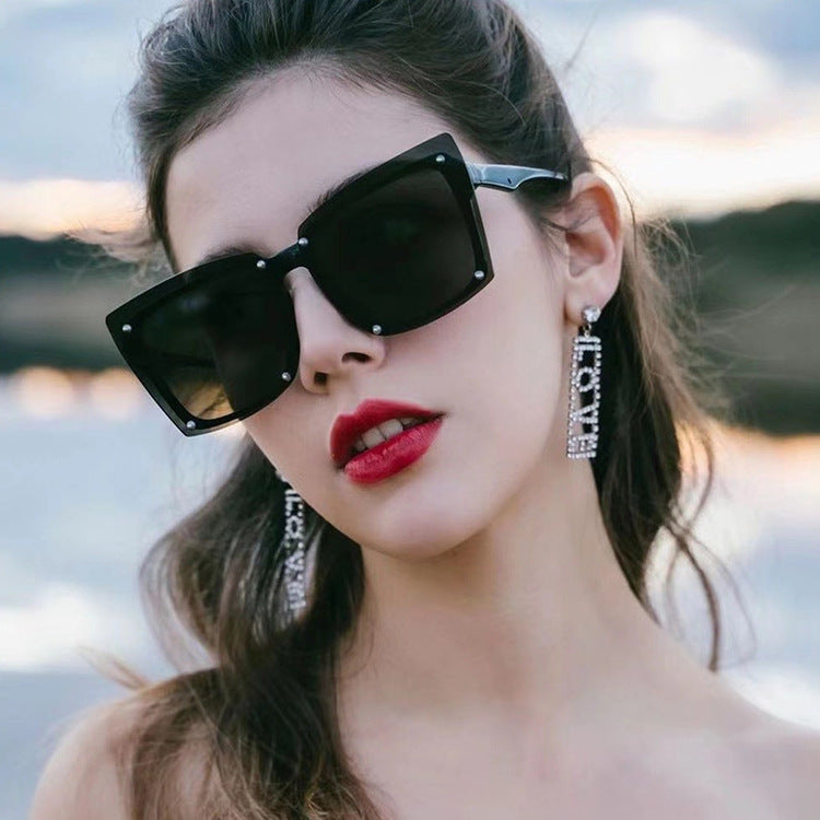 Damen statement Sonnenbrille mit stilvollem quadratischen Rahmen und modischen Akzenten Karnz