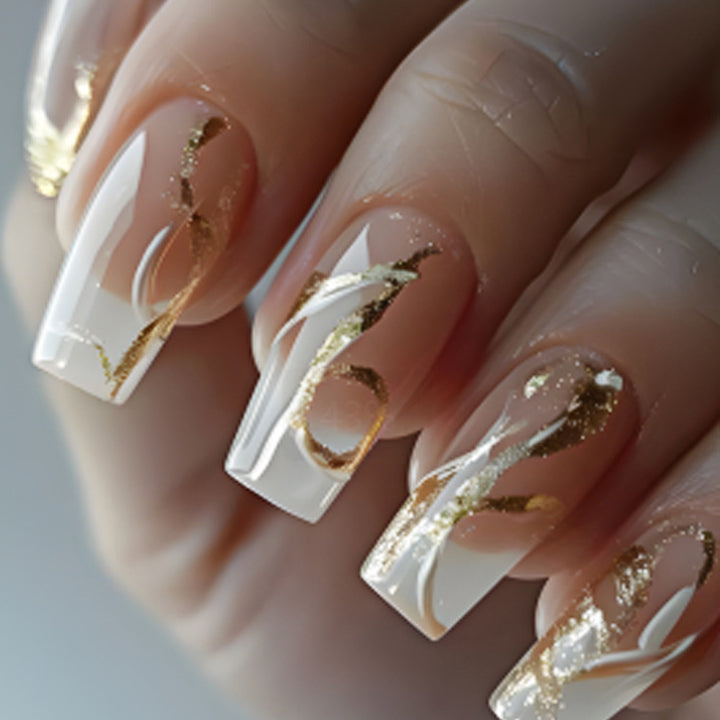 Kunstnägel mit Eleganten Goldakzenten Karnz