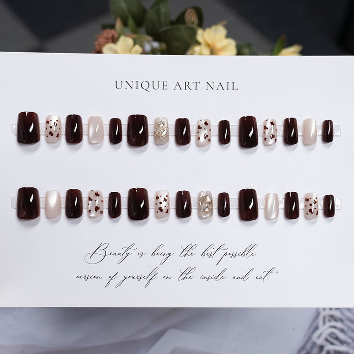 Dekorative Nagelkunst mit Leopardenmuster und Glitzer