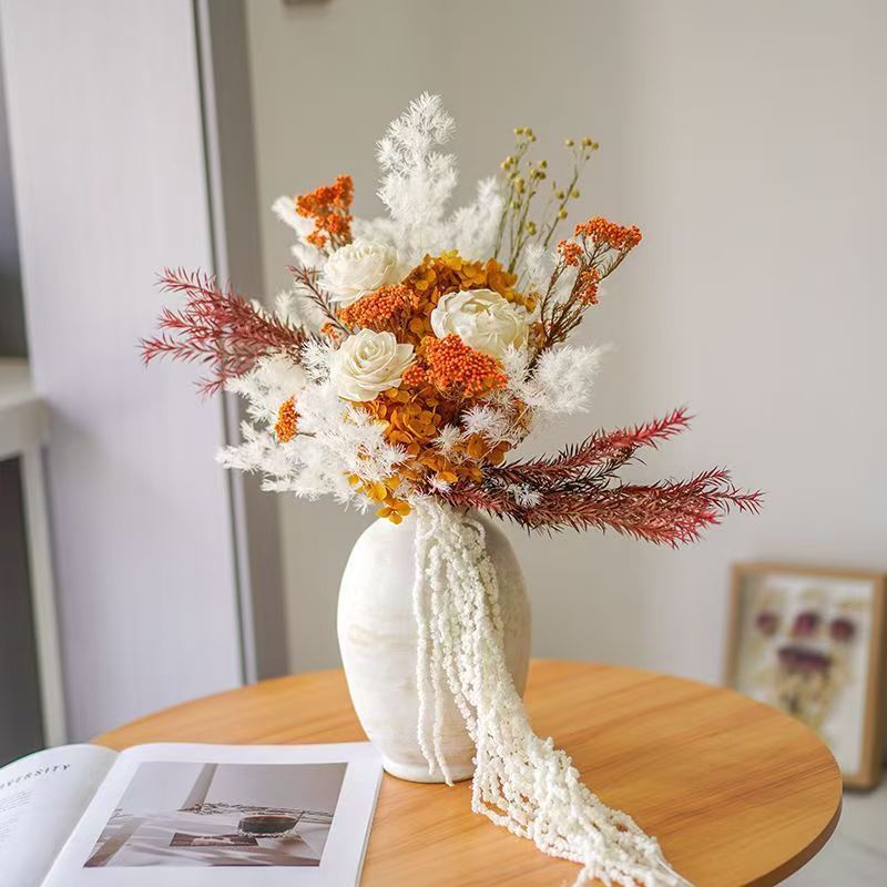Elegante getrocknete Blumenanordnung