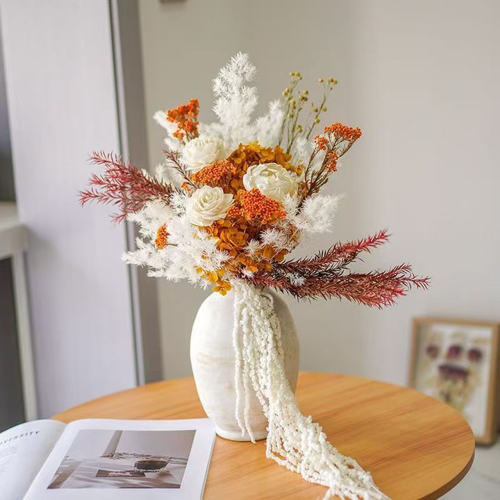 Elegante getrocknete Blumenanordnung
