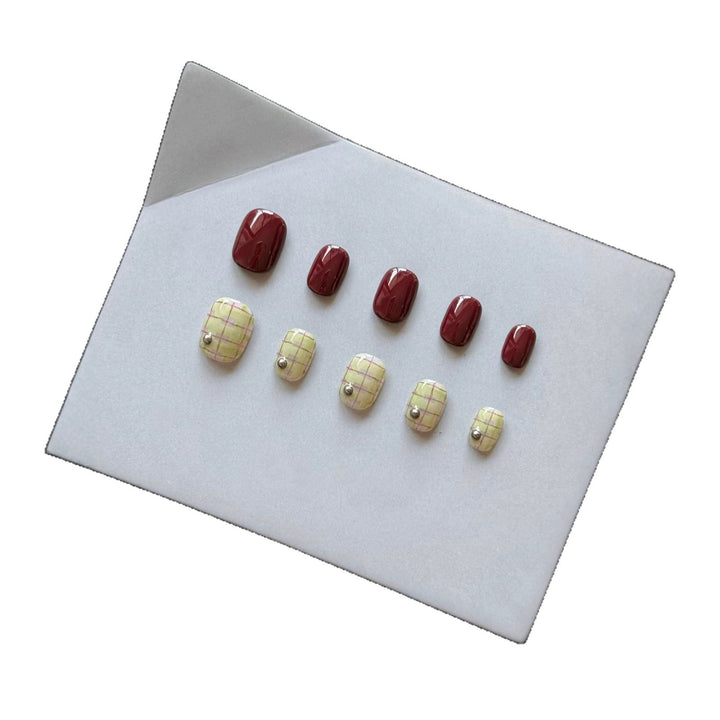 Elegantes Press-On-Nagelkunst-Set mit Karomuster und glänzenden Oberflächen