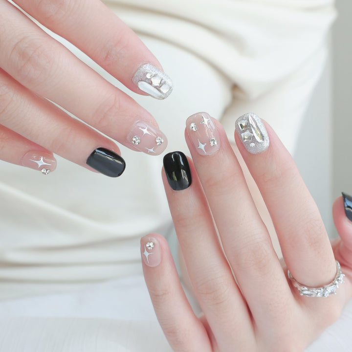 Glamouröse Press-On Nagelset mit dekorativen Strassakzenten