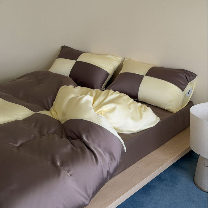 Zweiseitiges glänzendes Satin-Bettwäsche-Set mit kontrastierenden Paneelen und seidigem Griff