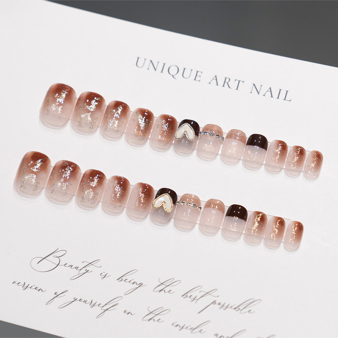 Dekorative Press-On Nagelkunst mit Herzakzenten