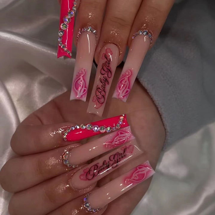 Künstliche Nagelkunst mit luxuriösen Strass- und Blumendekoren Karnz